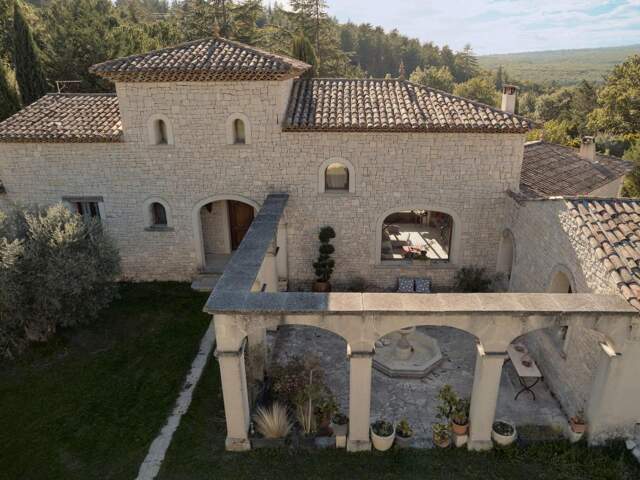 Maison doublée en pierres avec 9000 m² de terrain et piscine — photo du bien