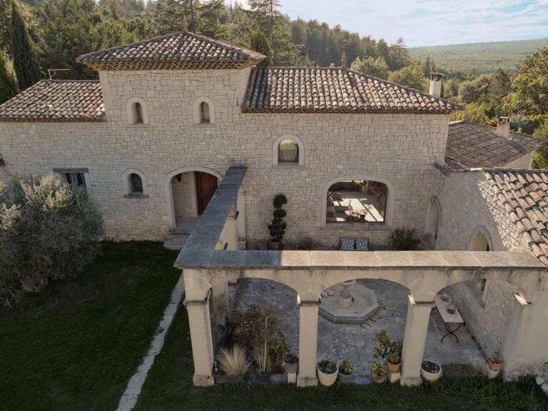 Maison doublée en pierres avec 9000 m² de terrain et piscine — photo 1