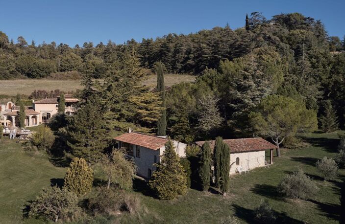 Maison doublée en pierres avec 9000 m² de terrain et piscine — photo 2