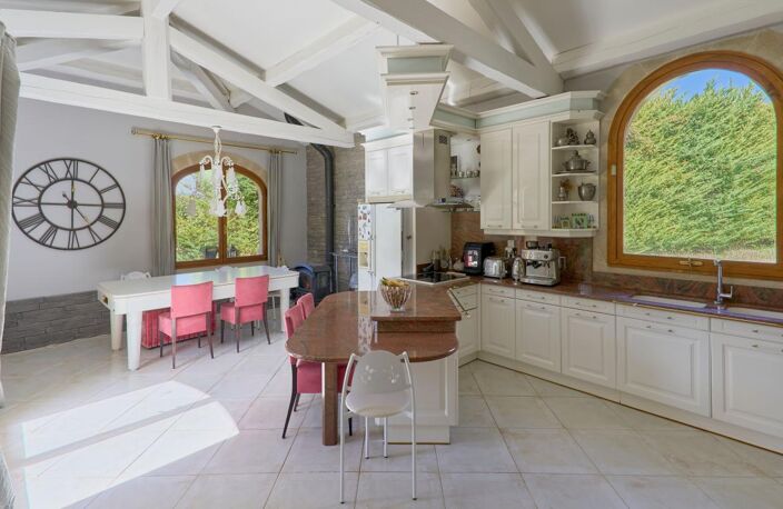 Maison doublée en pierres avec 9000 m² de terrain et piscine — photo 5