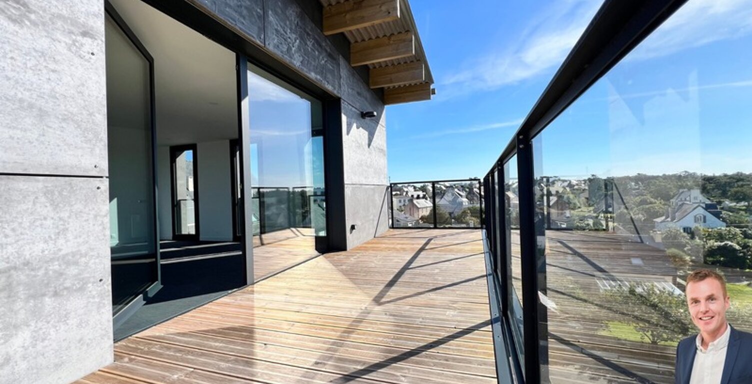 Département du Finistère (29) - À vendre : Crozon, centre-ville - Appartement penthouse T6 de 183 m² habitable avec vue panoramique sue la baie de Morgat - 4 terrasses - Garage — photo 1