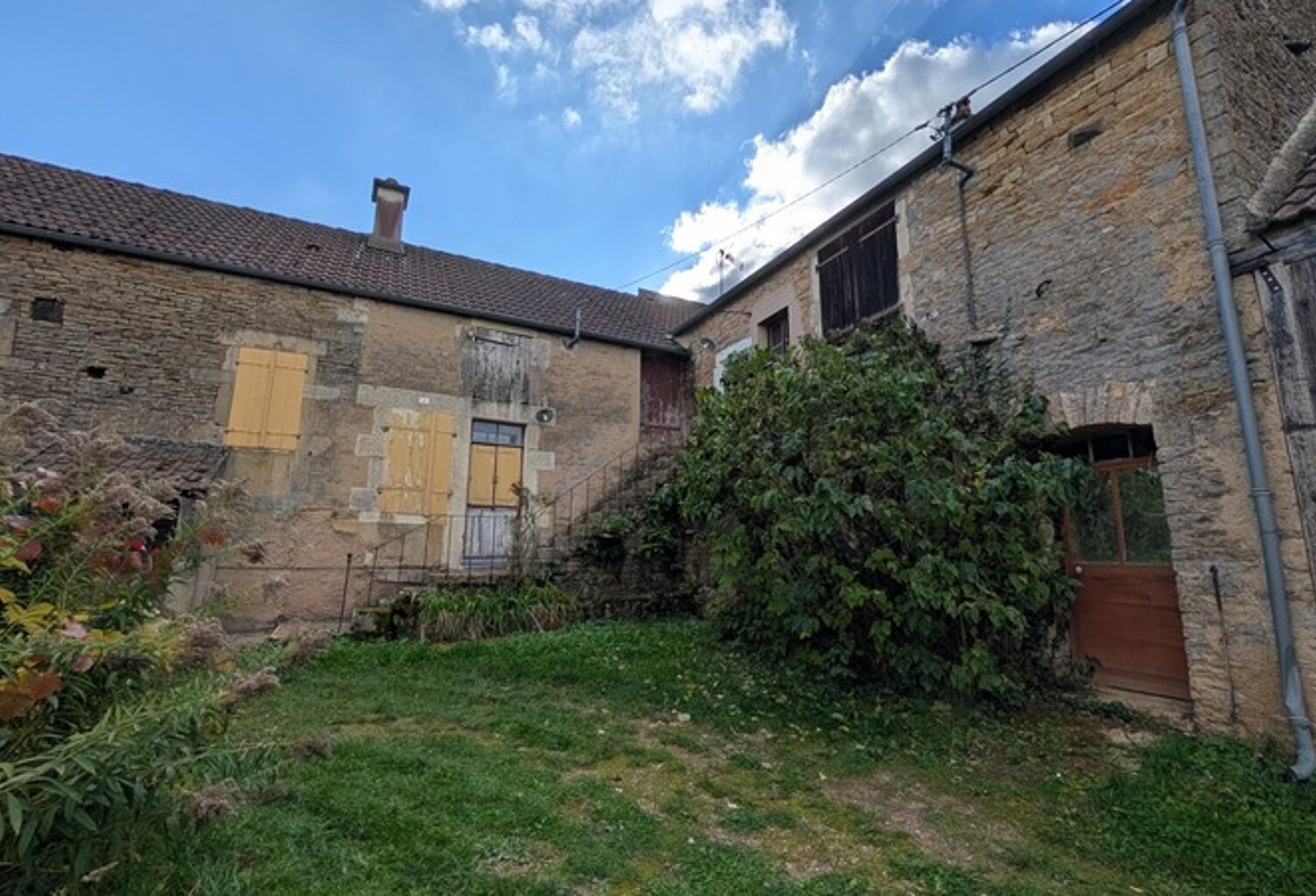 A vendre maison à rénover avec dépendances, garage et grange. SANTIGNY (89) — photo 1