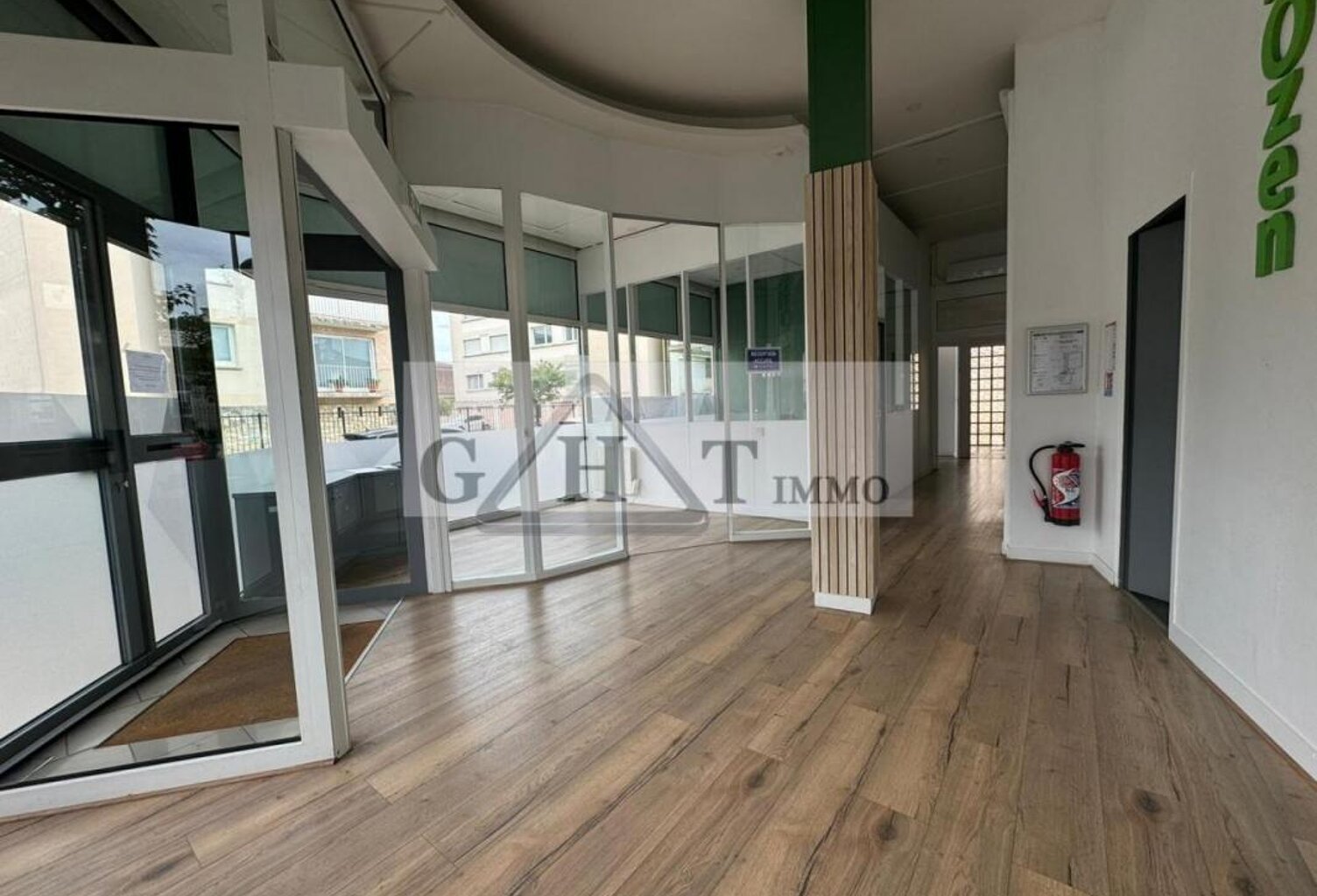 BOUTIQUE D'ANGLE 110M2 A VENDRE CRETEIL VILLAGE — photo 1