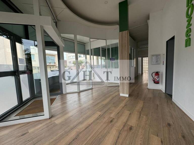 BOUTIQUE D'ANGLE 110M2 A VENDRE CRETEIL VILLAGE — photo 1
