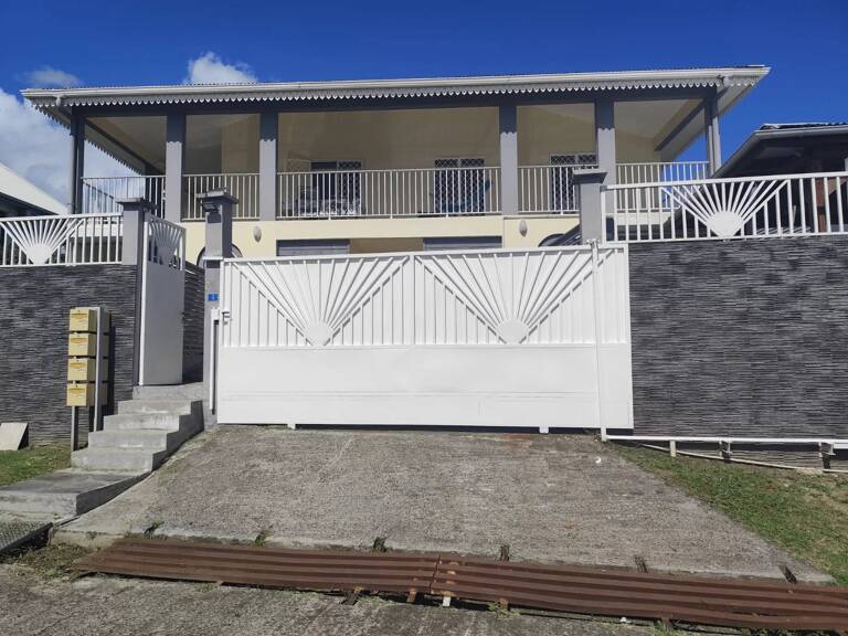 T2 VUE MER AVEC CARBET  ET SON JARDIN PRIVATIF — photo 1