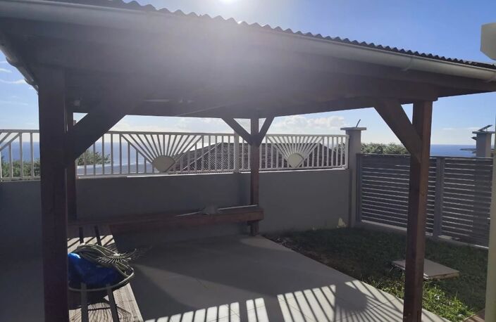 T2 VUE MER AVEC CARBET  ET SON JARDIN PRIVATIF — photo 3
