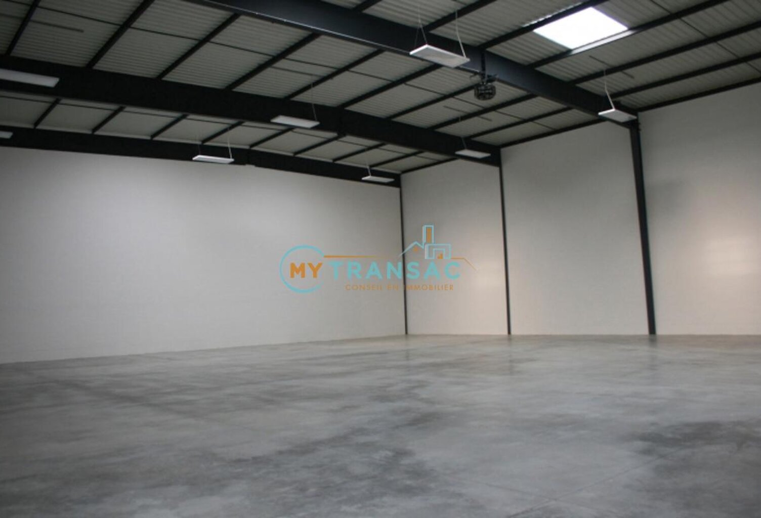 LIEUSAINT A LOUER Local d'activité 521m² — photo 1