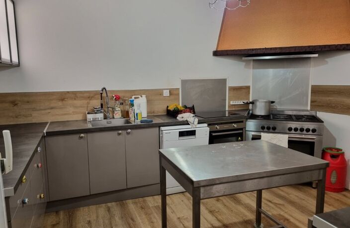 GUEMENE SUR SCORFF IMMEUBLE DE 239M² ENVIRON COMPOSÉ DE DEUX APPARTEMENTS ET UNE SURFACE COMMERCIALE PARCELLE DE 533m² — photo 3