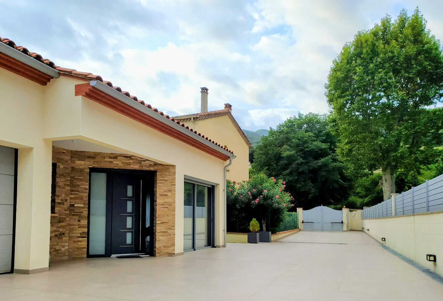 Villa d'architecte très récente état Neuf 137m2, 3 chambres. CERET (66). — photo 1