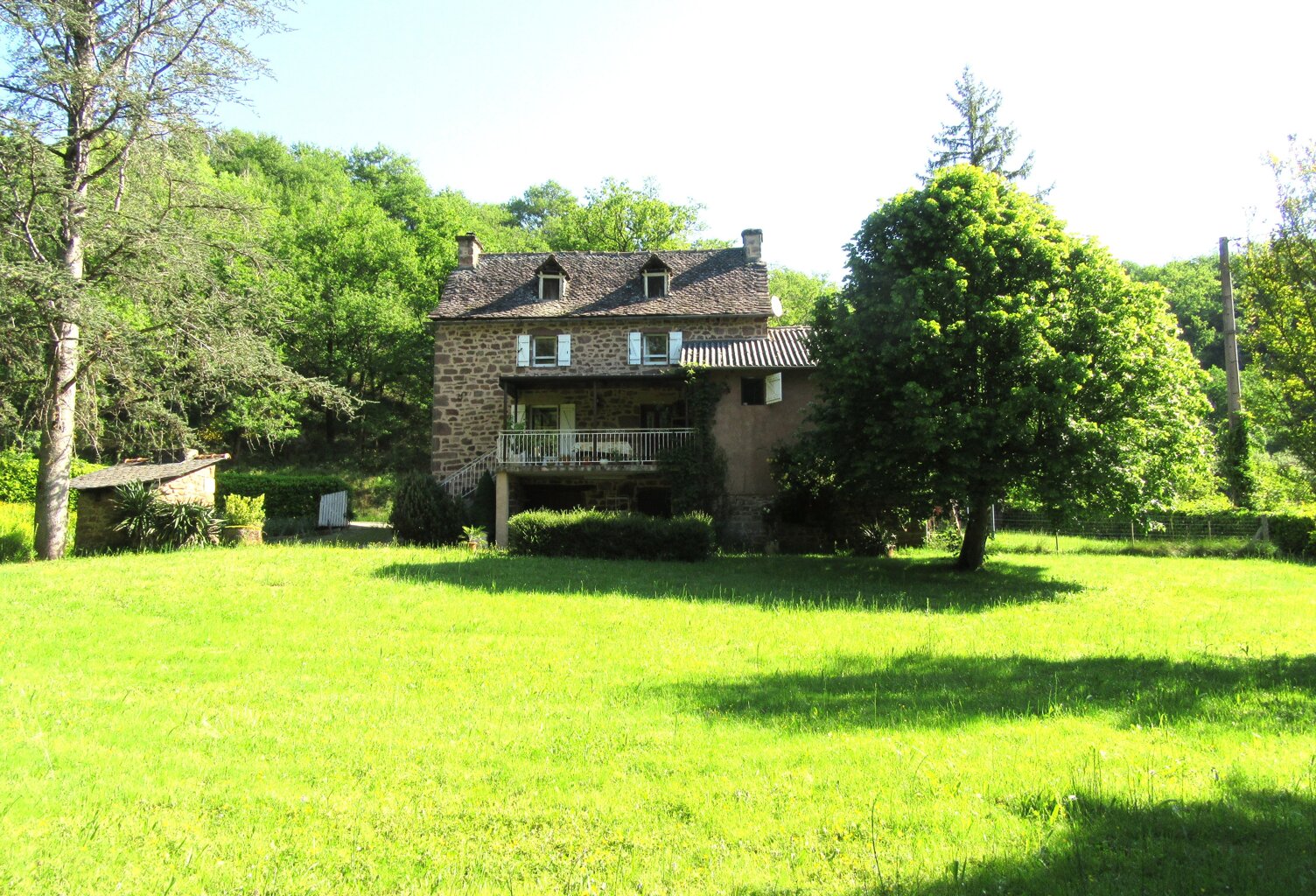 EXCLUSIVITE PRUINES - Belle maison en pierre avec appartement attenant, le tout sur un très beau terrain de 2903 m²  — photo 1