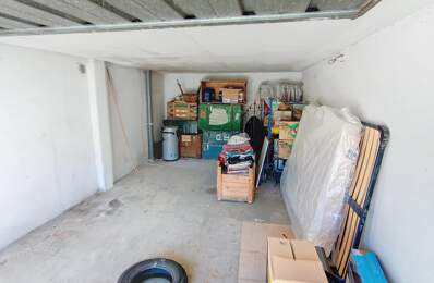 PERPIGNAN - Saint-Gaudérique - Garage fermé avec stationnement devant — photo du bien