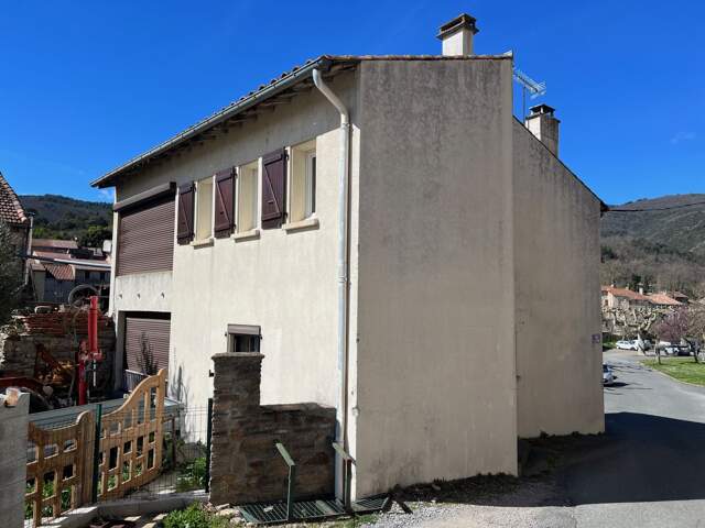 Maison de village avec terrasse couverte — photo du bien