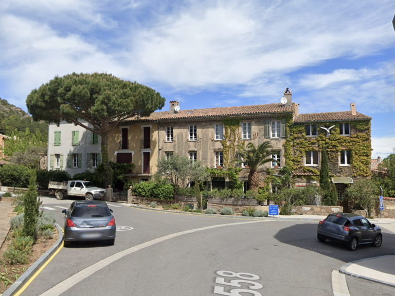 VENTE LOT DE 2 PARKINGS EXTÉRIEURS - LA GARDE-FREINET (83) — photo 1