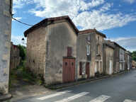 ENSEMBLE DE DEUX MAISONS DE VILLAGE A RESTAURER, COURETTE, GARAGE et JARDIN 785 m² — photo 2