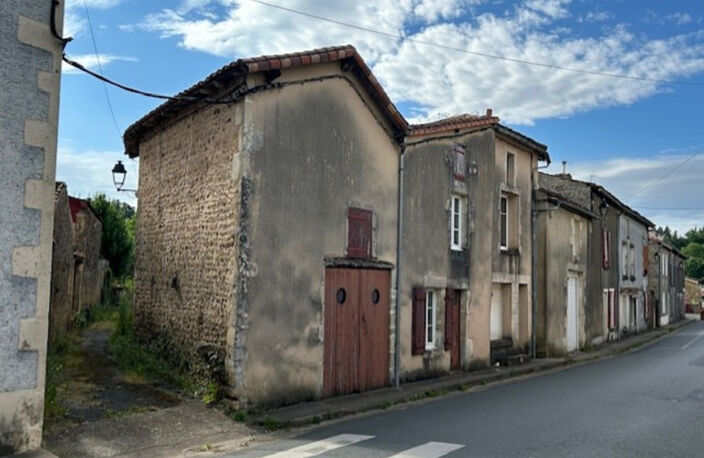 ENSEMBLE DE DEUX MAISONS DE VILLAGE A RESTAURER, COURETTE, GARAGE et JARDIN 785 m² — photo 2