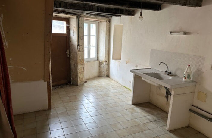 ENSEMBLE DE DEUX MAISONS DE VILLAGE A RESTAURER, COURETTE, GARAGE et JARDIN 785 m² — photo 5