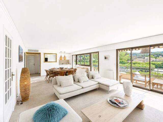 SAINT-TROPEZ — PIEDS DANS L’EAU VUE MER 3 CHAMBRES — photo du bien