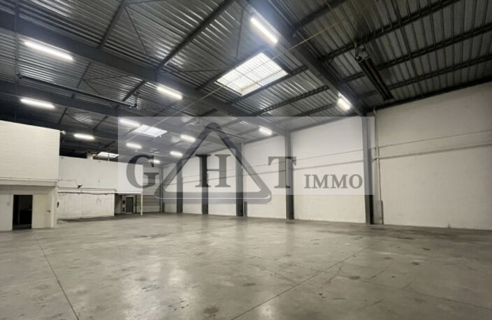 Entrepôt & bureaux 1188 m² — photo 2