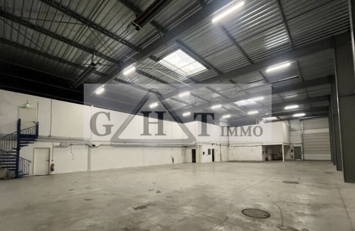 Entrepôt & bureaux 1188 m² — photo 3