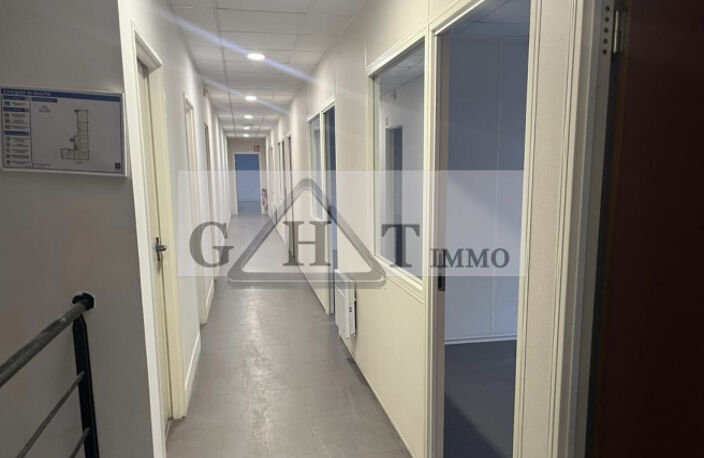 Entrepôt & bureaux 1188 m² — photo 4