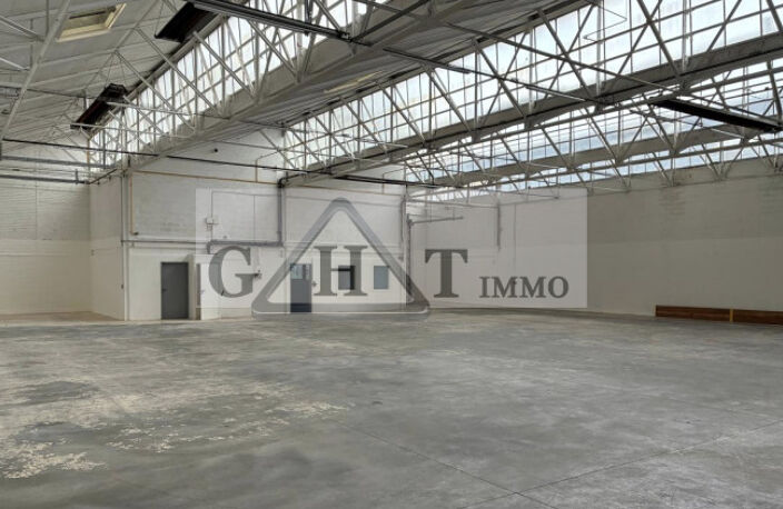 Entrepôt & bureaux 820 m² — photo 2