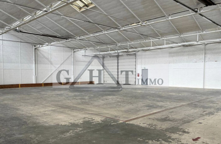 Entrepôt & bureaux 820 m² — photo 3