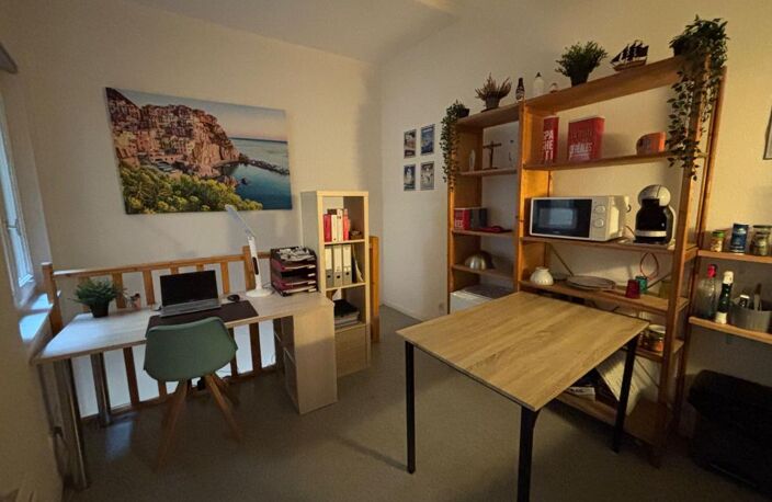 Appartement À Vendre T1 bis en Duplex aux Carmes — photo 2