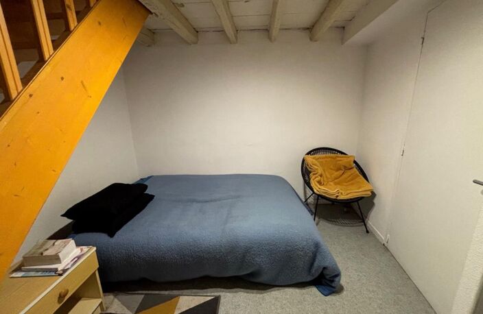 Appartement À Vendre T1 bis en Duplex aux Carmes — photo 4
