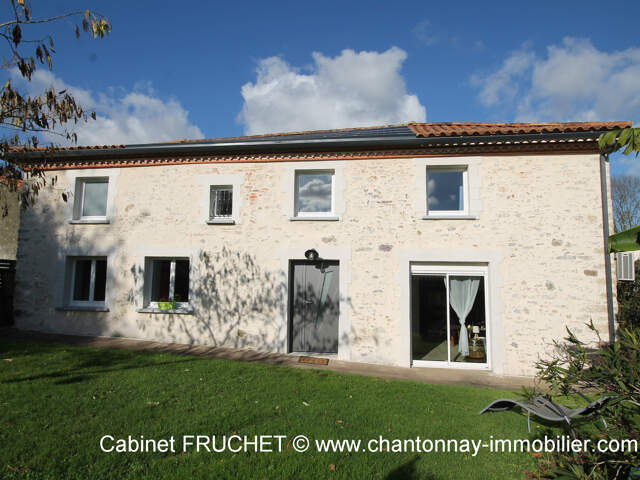 7 minutes sud de CHANTONNAY - Jolie maison en pierre rénovée — photo du bien