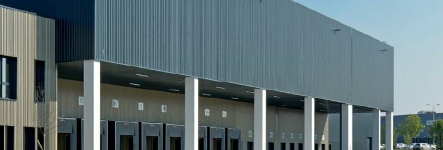 Commerce  5402 m² à louer à Corbas (69960)