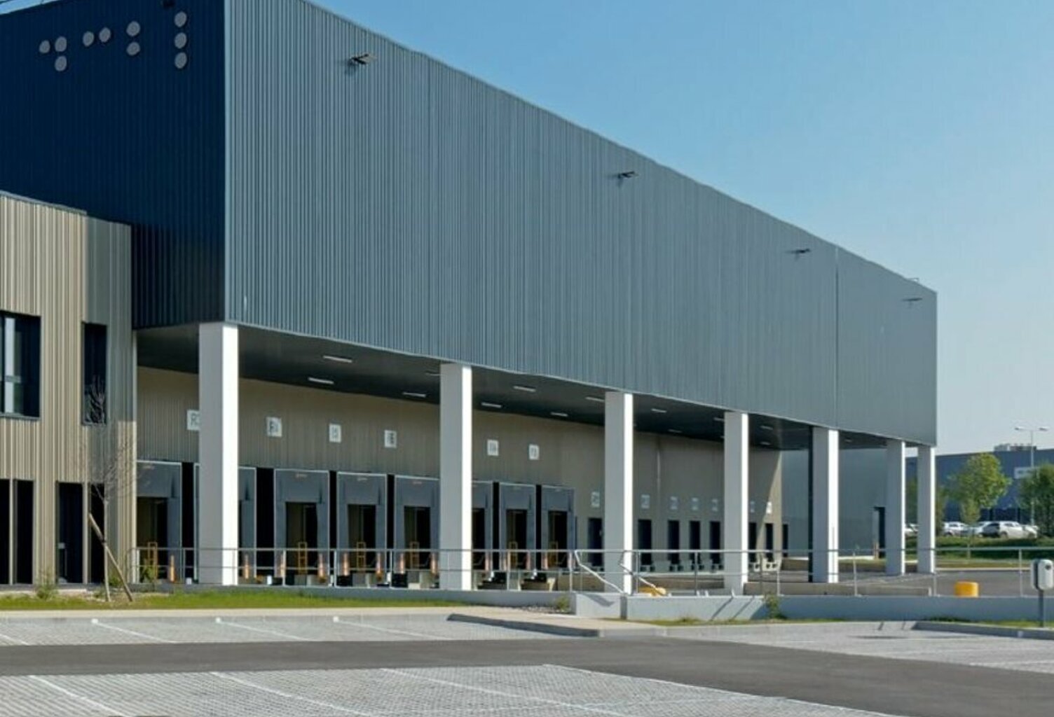 ENTREPOT LOGISTIQUE à LOUER — photo 1
