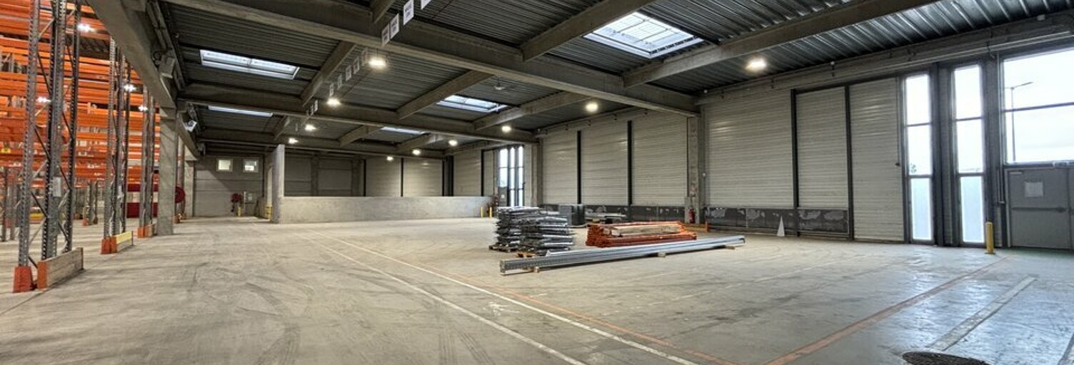 Commerce  7064 m² à louer à Corbas (69960)