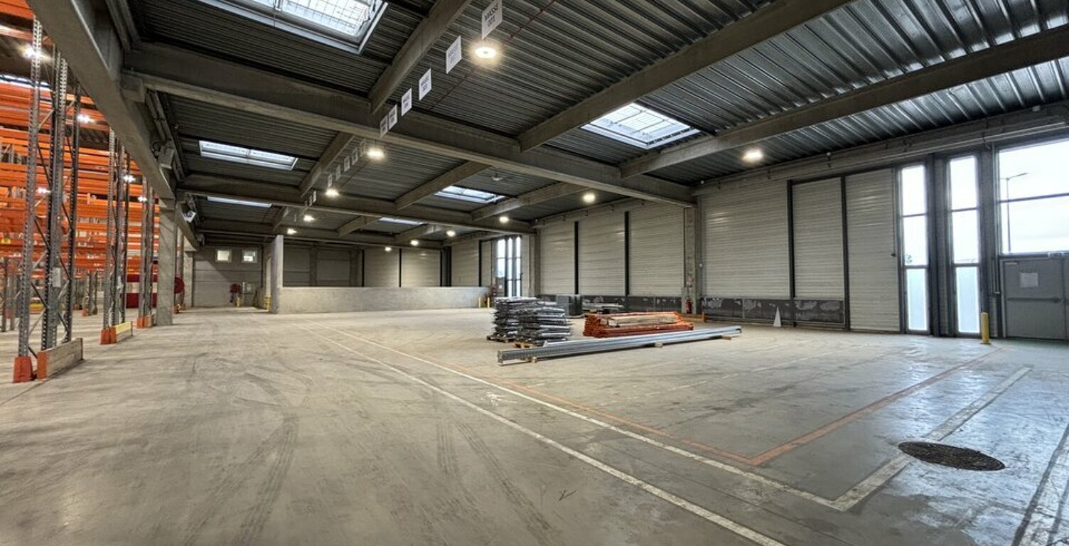ENTREPOT LOGISTIQUE à LOUER — photo 1