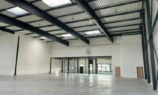 Commerce  3486 m² à louer à Saint-Priest (69800)