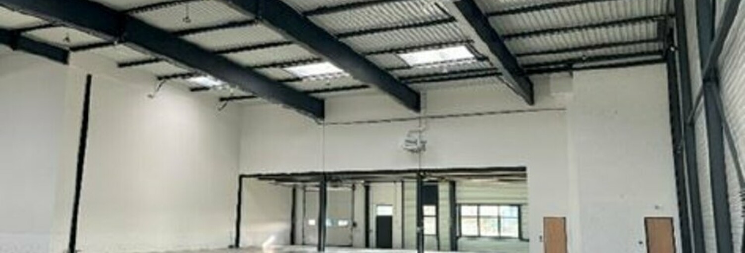 Commerce  3486 m² à louer à Saint-Priest (69800)