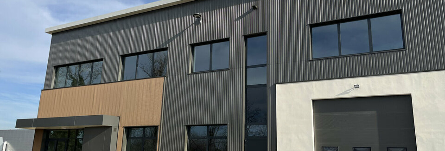 Commerce  3486 m² à louer à Saint-Priest (69800)