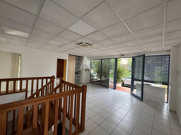 Immeuble de rapport -L Isle Jourdain 13 pièce(s) 223 m² + 2 appartements + garage + parkings — photo 1