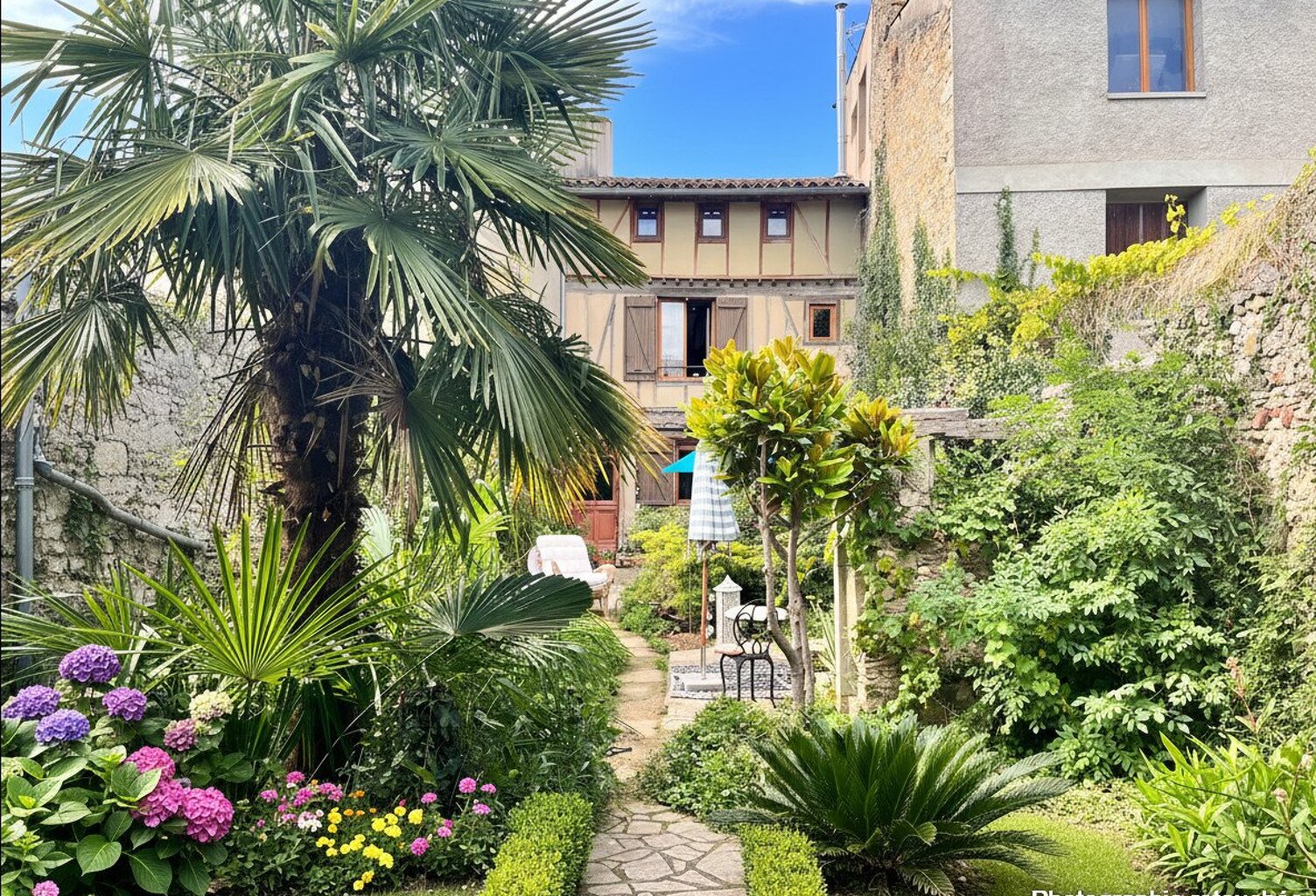 Maison et dépendances — photo 1