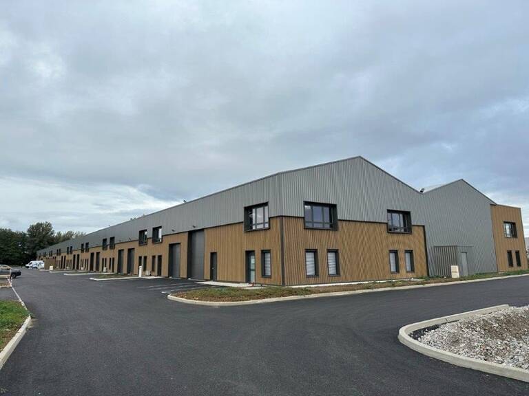 Local d'activité à vendre BOURGOIN JALLIEU (38), local d'une surface totale de 234 m² dont 182 m² d'activité, 26 m² de bureaux aménagés et 26 m² de stockage en mezzanine + 1 stationnement — photo 1