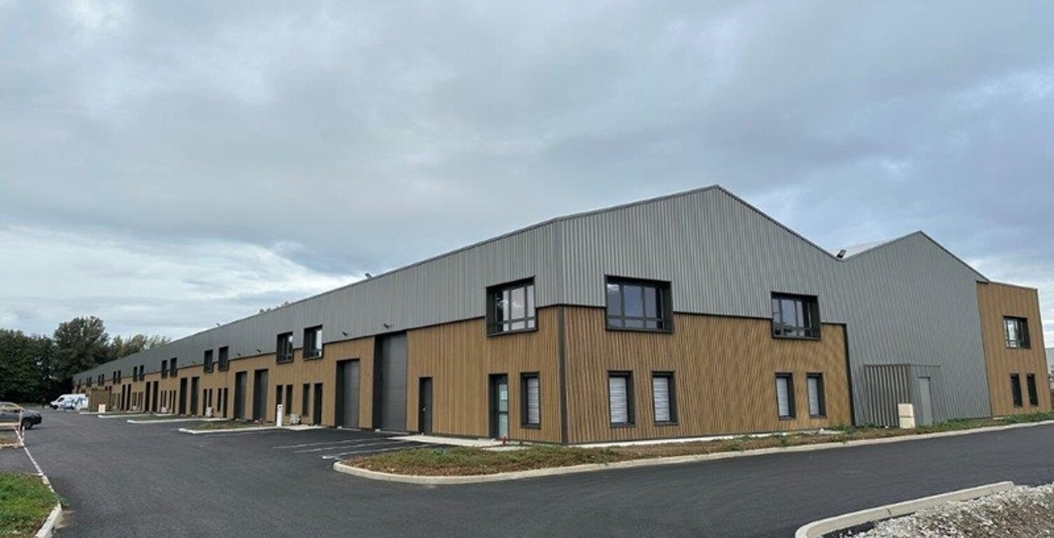 Local d'activité à vendre BOURGOIN JALLIEU (38), local d'une surface totale de 234 m² dont 182 m² d'activité, 26 m² de bureaux aménagés et 26 m² de stockage en mezzanine + 1 stationnement — photo 1