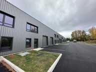 Local d'activité à vendre BOURGOIN JALLIEU (38), local d'une surface totale de 234 m² dont 182 m² d'activité, 26 m² de bureaux aménagés et 26 m² de stockage en mezzanine + 1 stationnement — photo 2
