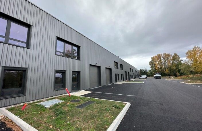 Local d'activité à vendre BOURGOIN JALLIEU (38), local d'une surface totale de 234 m² dont 182 m² d'activité, 26 m² de bureaux aménagés et 26 m² de stockage en mezzanine + 1 stationnement — photo 2