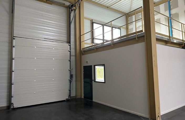 Local d'activité à vendre BOURGOIN JALLIEU (38), local d'une surface totale de 234 m² dont 182 m² d'activité, 26 m² de bureaux aménagés et 26 m² de stockage en mezzanine + 1 stationnement — photo 3