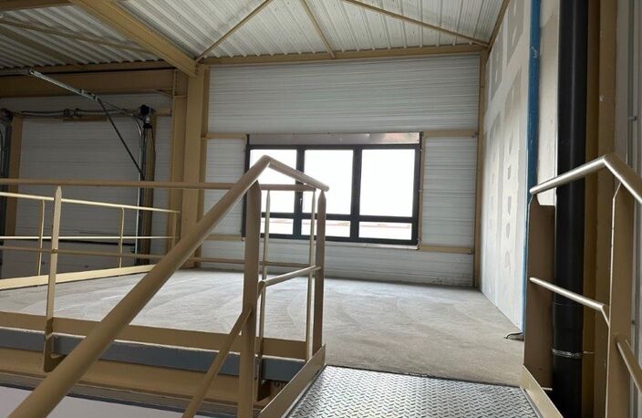 Local d'activité à vendre BOURGOIN JALLIEU (38), local d'une surface totale de 234 m² dont 182 m² d'activité, 26 m² de bureaux aménagés et 26 m² de stockage en mezzanine + 1 stationnement — photo 4