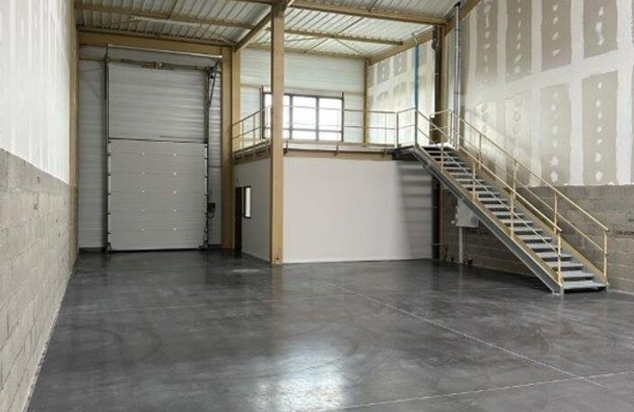 Local d'activité à vendre BOURGOIN JALLIEU (38), local d'une surface totale de 234 m² dont 182 m² d'activité, 26 m² de bureaux aménagés et 26 m² de stockage en mezzanine + 1 stationnement — photo 5