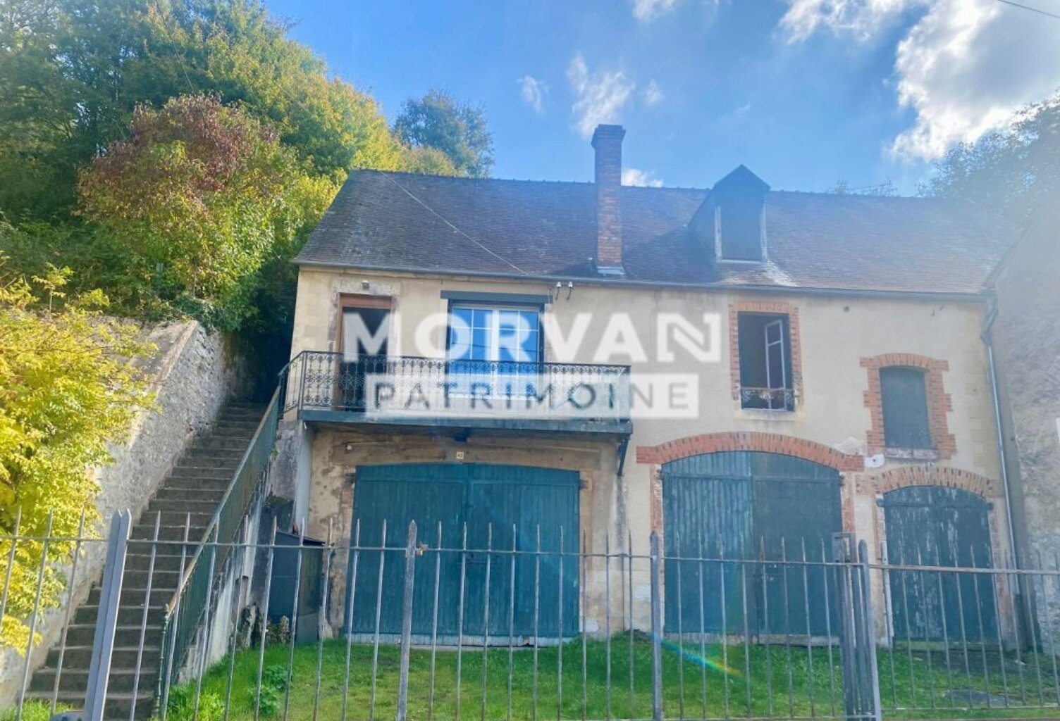 CHATILLON-EN-BAZOIS : MAISON DE BOURG 102.56 m 2 avec grenier aménageable, dépendances 137.86 m2, cour et jardin 858 m2 - 71000 € — photo 1