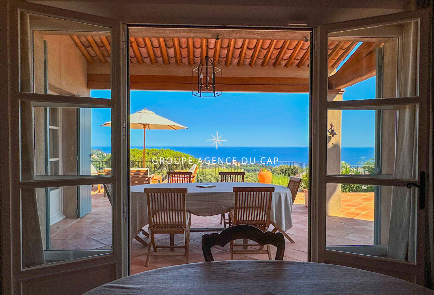 À VENDRE MAGNIFIQUE VILLA DE TYPE PROVENÇAL AUX ISSAMBRES 180M2 VUE MER SUR LE GOLFE DE ST TROPEZ — photo 1