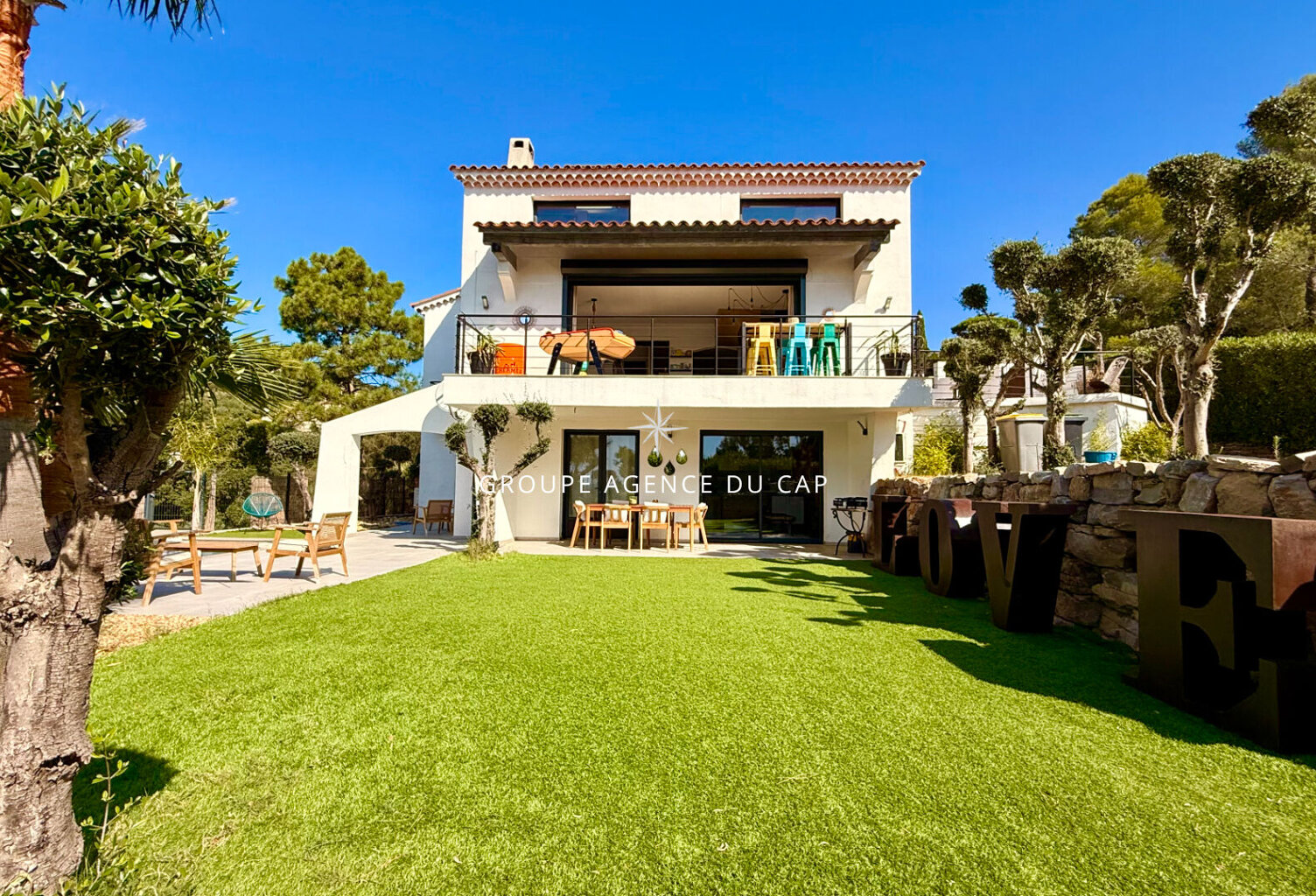 VILLA MODERNE VUE MER SUR LE GOLFE DE SAINT TROPEZ AVEC PISCINE GARAGE ET APPARTEMENT 4 PIECES, AUX ISSAMBRES — photo 1