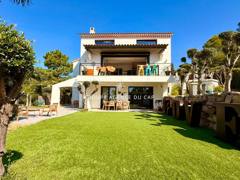 VILLA MODERNE VUE MER SUR LE GOLFE DE SAINT TROPEZ AVEC PISCINE GARAGE ET APPARTEMENT 4 PIECES, AUX ISSAMBRES — photo 1