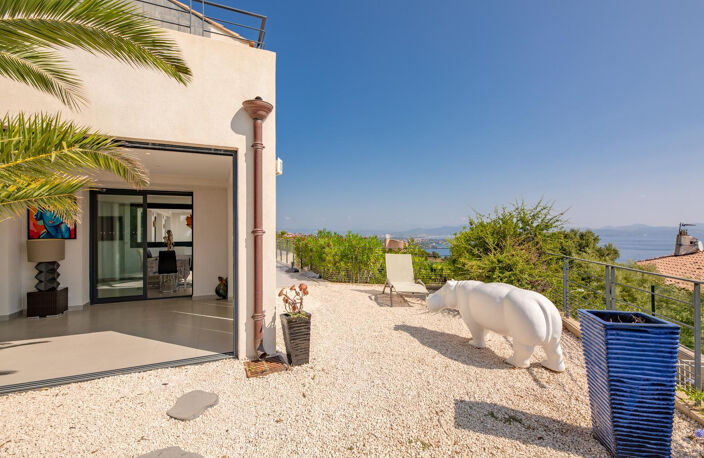 A VENDRE APPARTEMENT 3 PIECES REZ-DE-JARDIN GARAGE CAVE RESIDENCE AVEC PISCINE VUE MER PANORAMIQUE, AUX ISSAMBRES — photo 2